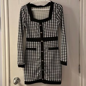 Dress houndrooth with gold buttons